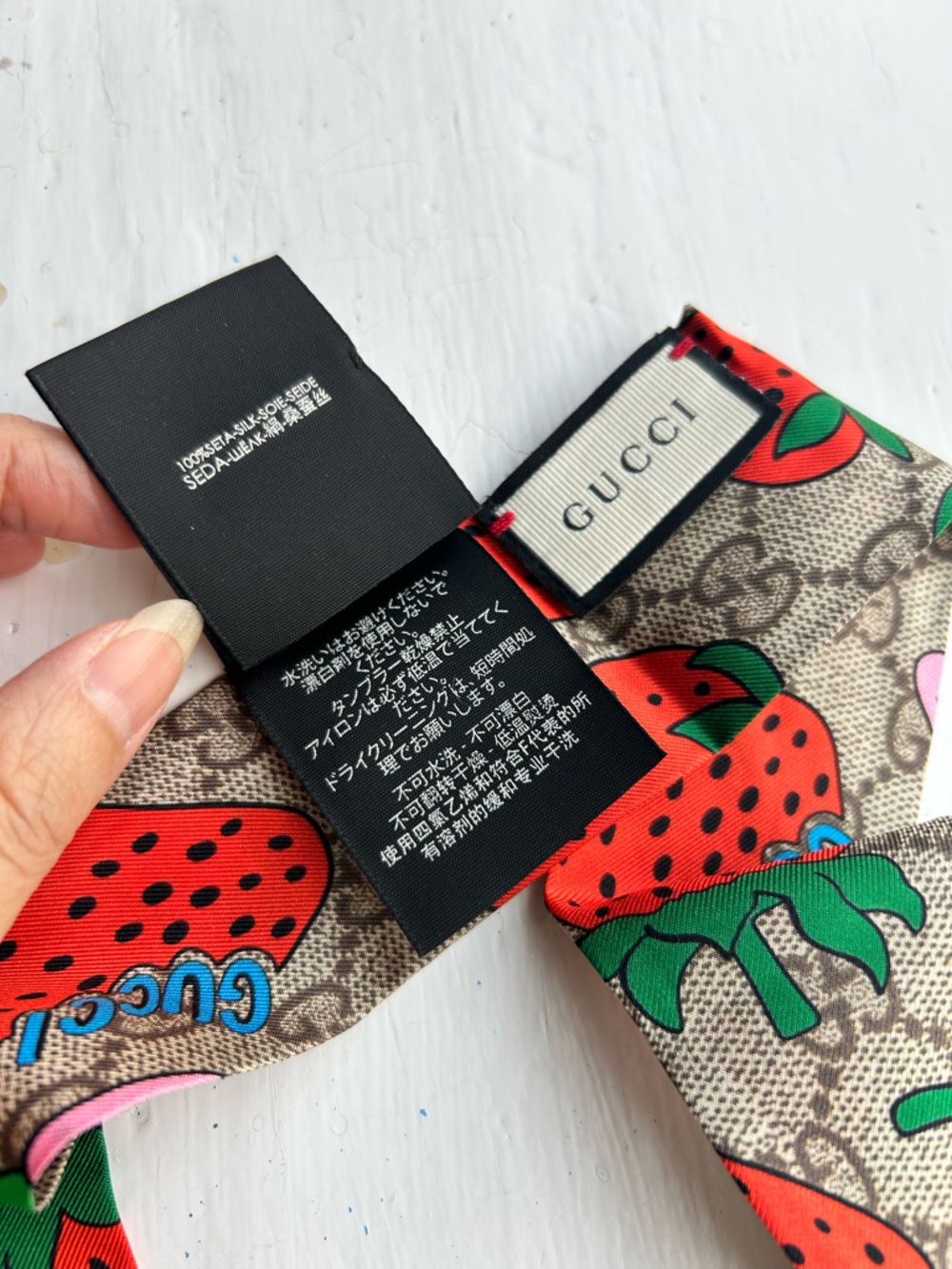 Brand New Authentic Gucci Strawberry Print Tweet Silk Slim Scarf - Picture 4 of 5